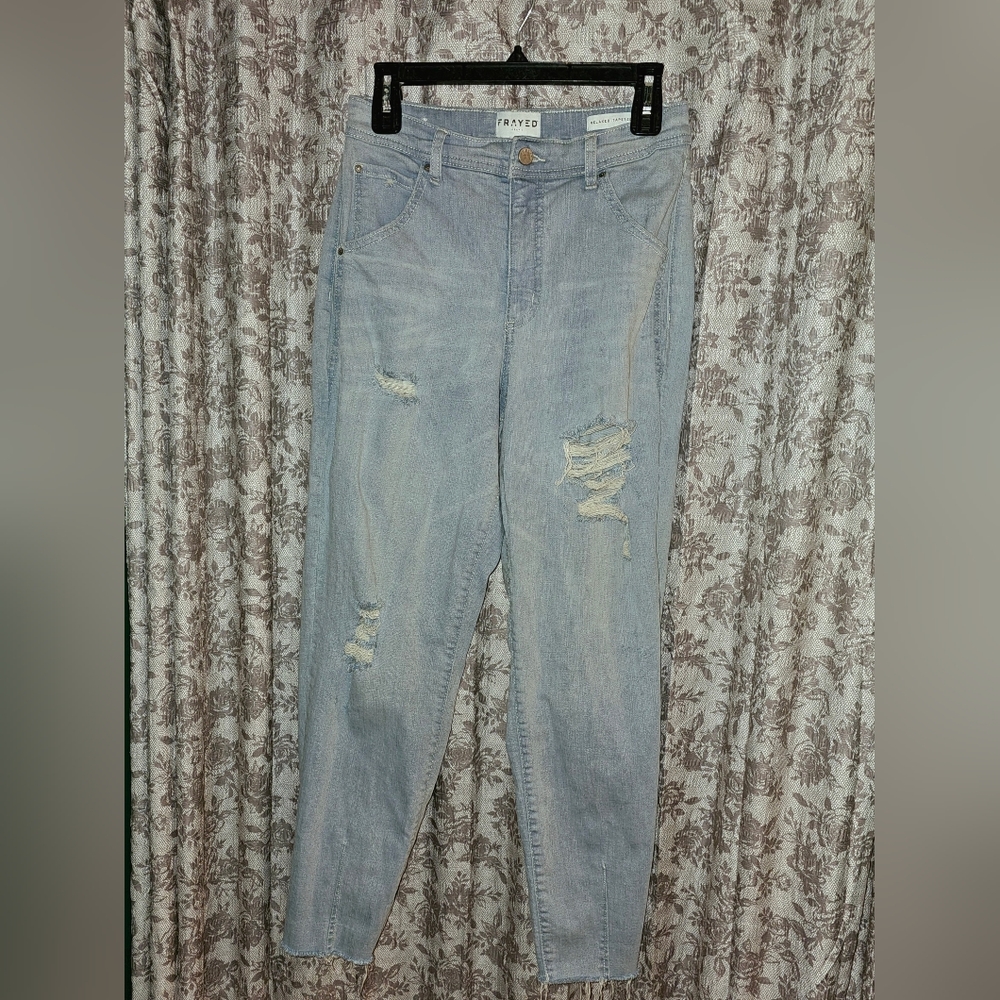 Size 27 Frayed Relaxed Tapered Jeans